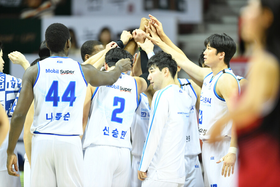 ▲ 한국가스공사 선수단이 차바위를 위해 뛰었다. ⓒKBL