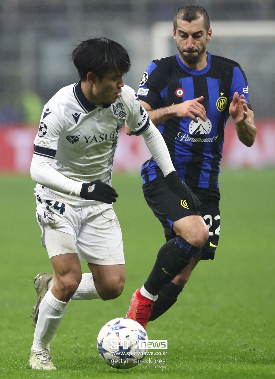▲ 구보 다케후사가 2023-24시즌 유럽축구연맹(UEFA) 챔피언스리그 조별리그에서 인터밀란을 상대하고 있다