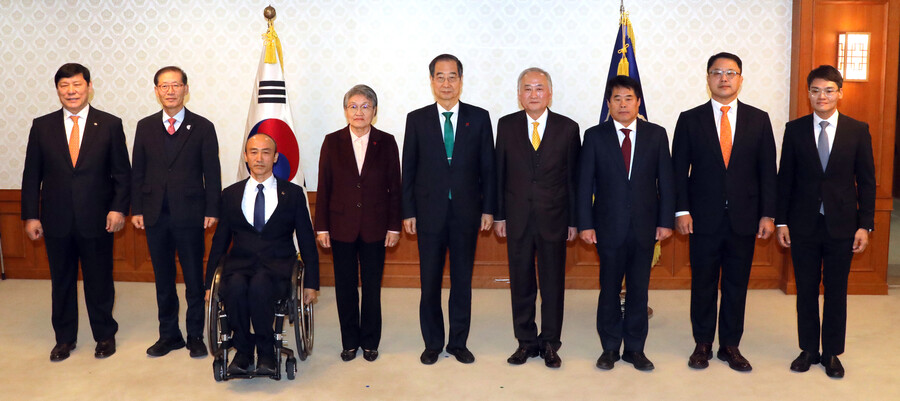 ▲ 한덕수 국무총리가 20일 국가스포츠정책위원회 위촉식에서 민간위원에게 위촉장을 수여한 뒤 기념 촬영을 하고 있다. 왼쪽부터 허구연 한국야구위원회 총재, 조현재 서울올림픽기념 국민체육진흥공단 이사장, 정진완 대한장애인 체육회장, 이에리사 민간위원장, 한 총리, 이종각 전 체육과학연구원 원장, 박종훈 가톨릭관동대 스포츠건강관리학과 교수, 김석규 동국대 스포츠과학과 교수, 김기한 서울대 체육교육과 교수. ⓒ 연합뉴스