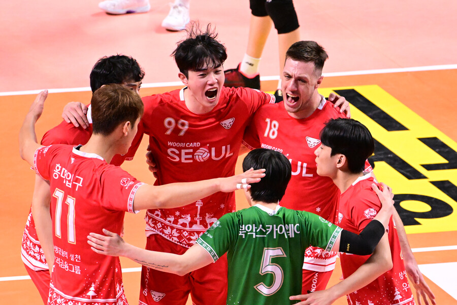 '마테이 서브 IN 아니야?' 선두 우리카드, 판정에 흥분했지만…현대캐피탈에 3-2 진땀승