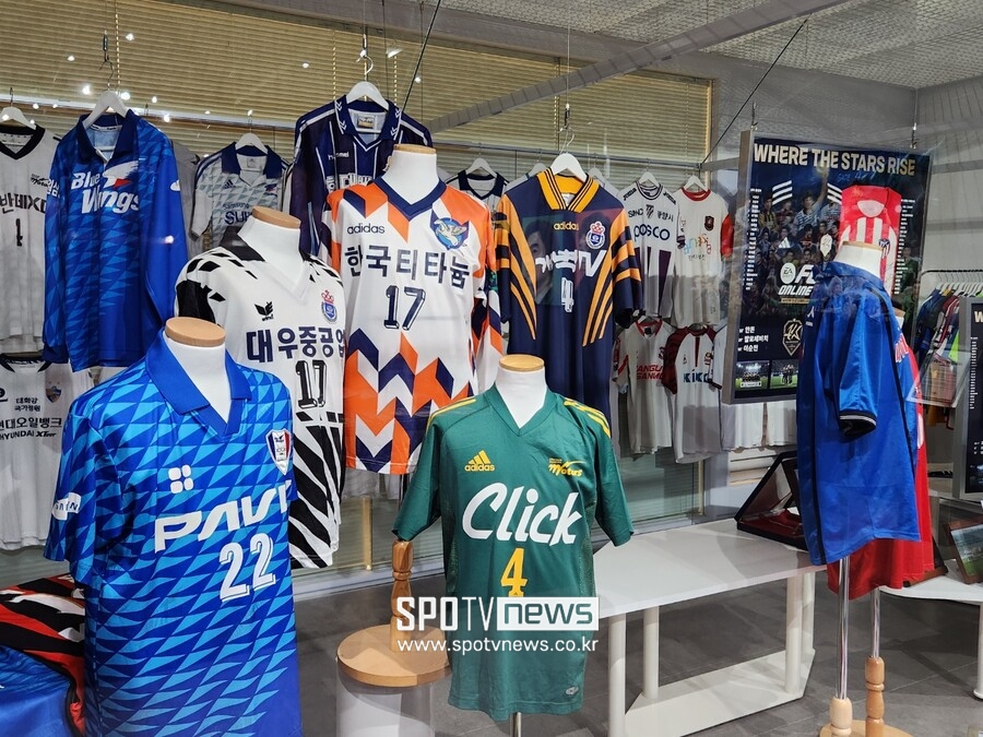 ▲ 출범 첫 해 할렐루야 등 과거 유니폼 전시가 눈길을 끈다.