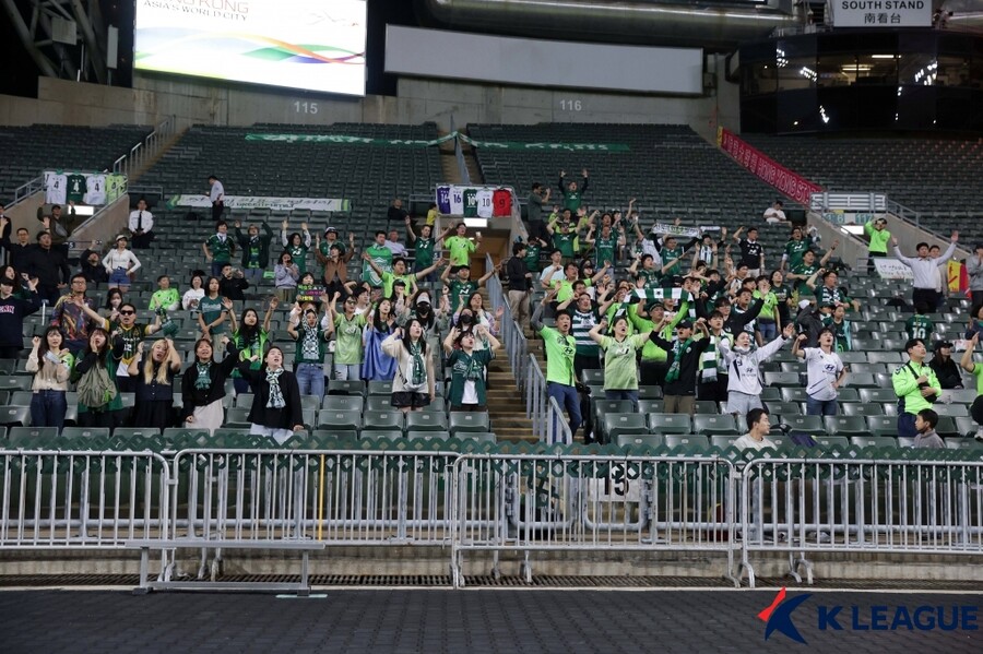 ▲ 홍콩 키치 원정까지 응원 왔던 전북 현대 팬들.  ⓒ한국프로축구연맹