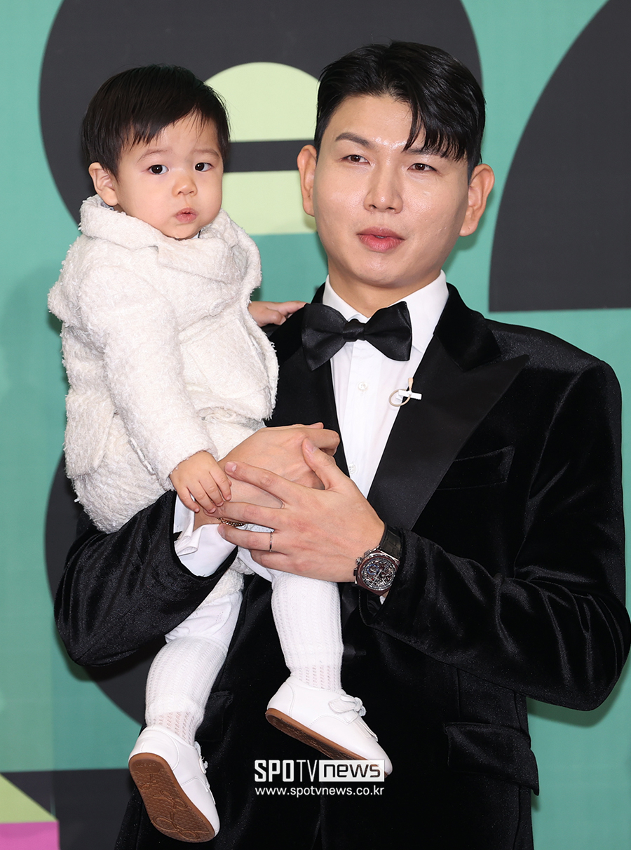 [포토S] 제이쓴, '사랑스러운 똥별이와 함께'