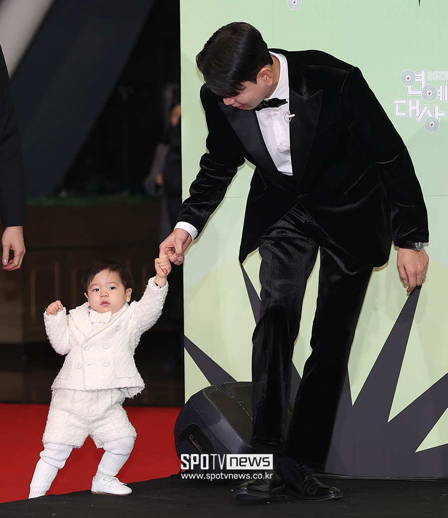 [포토S] 제이쓴, '준범이 잘 걷죠?'