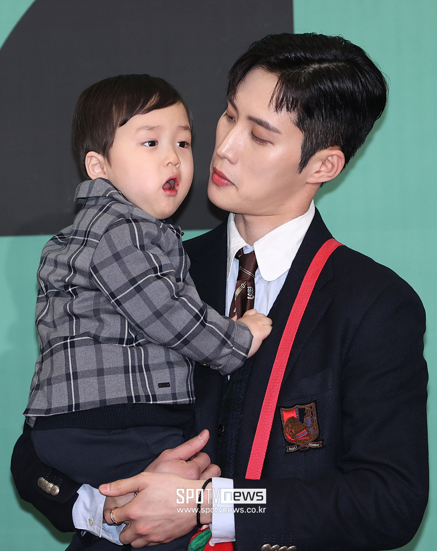 [포토S] 김준호, '아들 은우 바라보는 꿀 떨어지는 눈빛!'