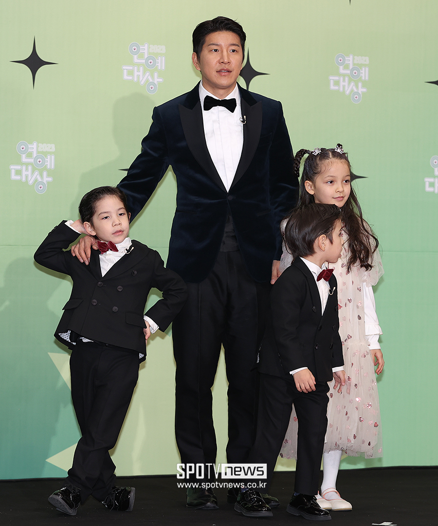 [포토S] 건후, '아빠! 제 포즈 어때요?'