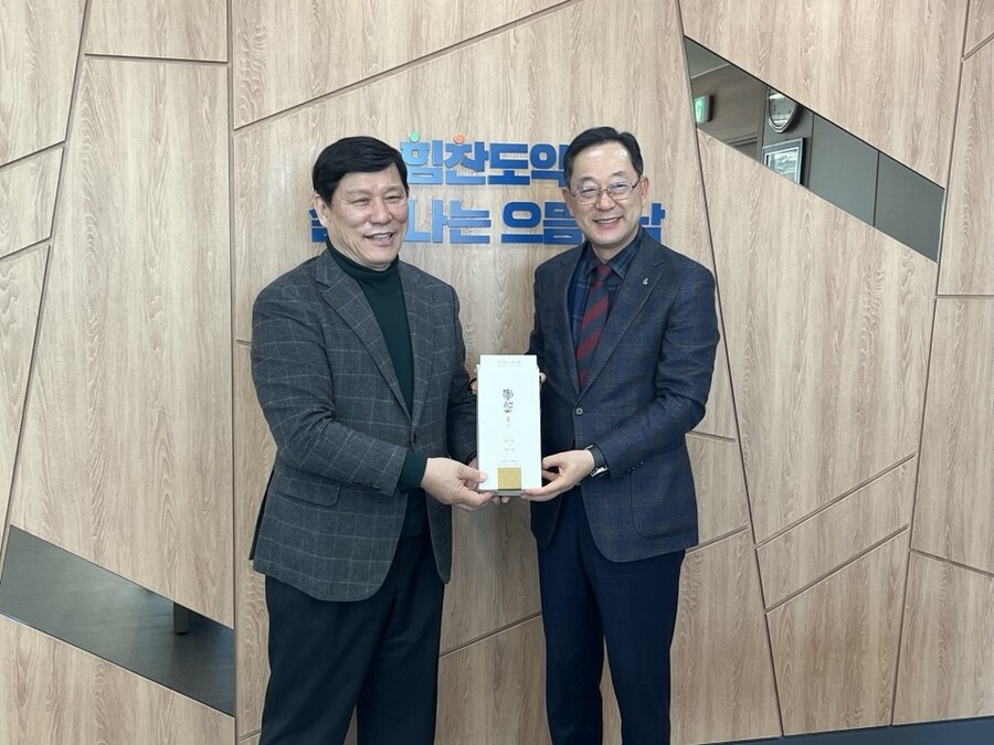 ▲ 허구연 KBO 총재와 명현관 해남군수 ⓒKBO