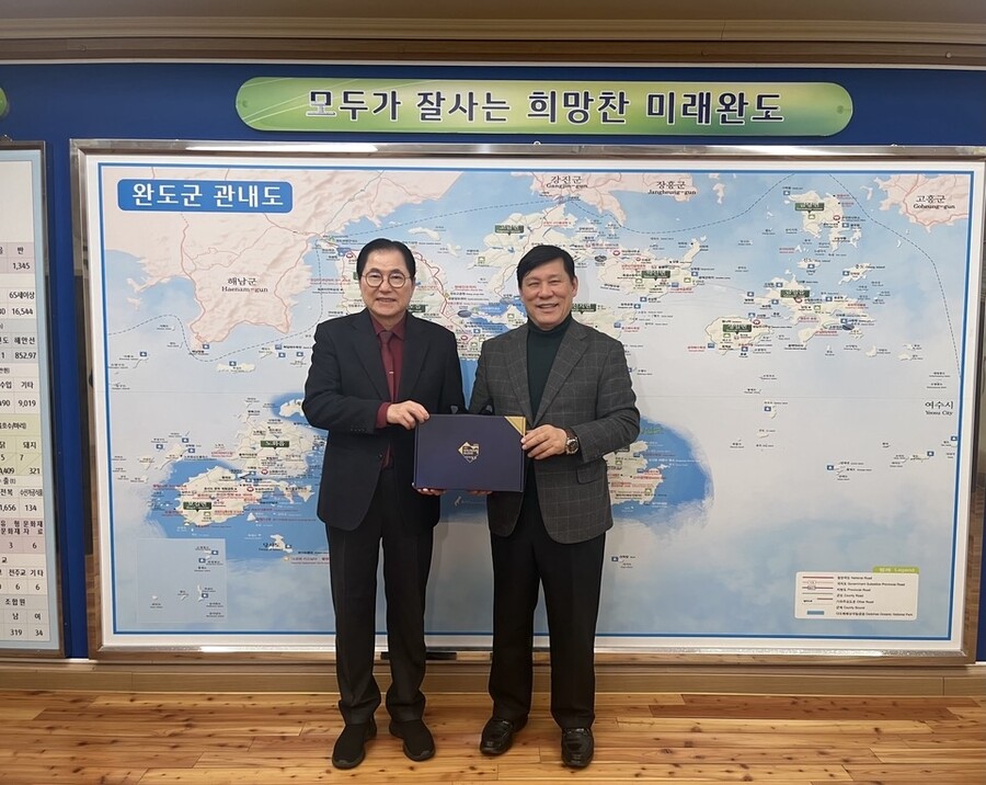 ▲ 허구연 총재와 신우철 완도군수 ⓒKBO