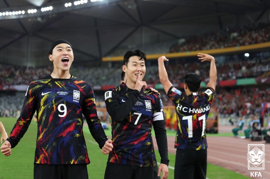 ▲ 올해의 경기는 11월 21일 중국 선전에서 열렸던 국제축구연맹(FIFA) 북중미 월드컵 아시아 2차 예선이었다. 한국 대표팀은 중국을 상대로 압도적인 경기력을 이어갔다. 손흥민 멀티골에 이어 정승현이 헤더 쐐기골까지 터트리며 3-0 승리를 해냈다 ⓒ대한축구협회