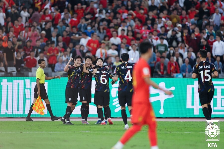 ▲ 올해의 경기는 11월 21일 중국 선전에서 열렸던 국제축구연맹(FIFA) 북중미 월드컵 아시아 2차 예선이었다. 한국 대표팀은 중국을 상대로 압도적인 경기력을 이어갔다. 손흥민 멀티골에 이어 정승현이 헤더 쐐기골까지 터트리며 3-0 승리를 해냈다 ⓒ대한축구협회