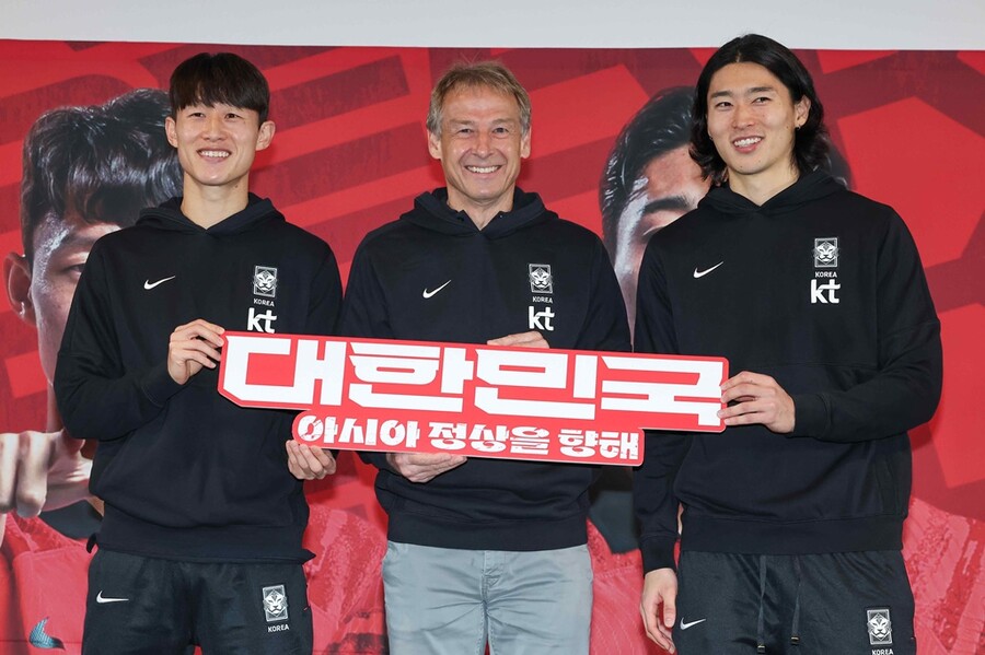 ▲ 위르겐 클린스만 축구 국가대표 감독과 이재성(좌), 조규성(우)이 28일 오전 서울 용산구 CGV 용산아이파크몰점에서 열린 2023 아시아축구연맹(AFC) 카타르 아시안컵 축구국가대표팀 최종명단 발표식에 참석했다 ⓒ 연합뉴스