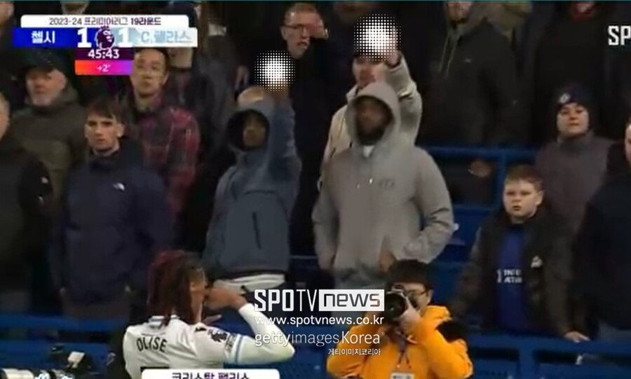 ▲ 올리세에게 손가락 욕을 하는 첼시 팬들  ⓒSPOTV 중계 화면 캡처