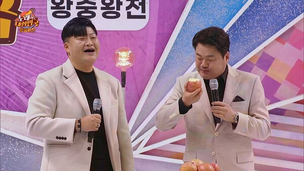▲ '노래하는 대한민국' MC 김종국(오른쪽)과 참가자. 제공|노래하는 대한민국 사무국