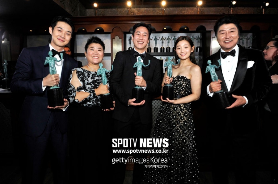 ▲ 영화 '기생충'이 미국배우조합상 최고상인 앙상블상을 수상했다. 비 외국어영화 최초다. 왼쪽부터 최우식, 이정은, 이선균, 박소담, 송강호 ⓒ게티이미지