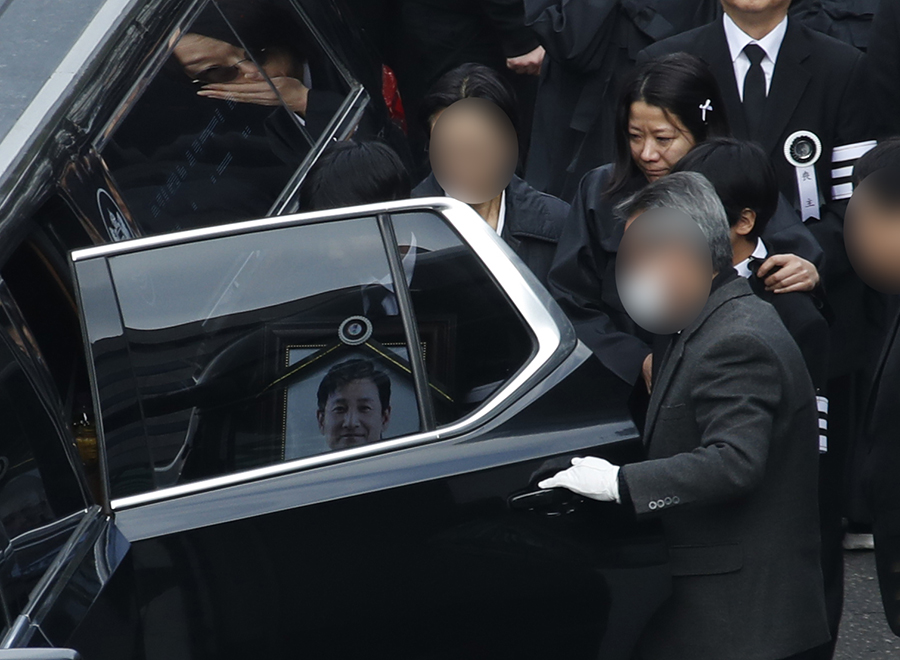 故이선균, 하늘의 별로…전혜진→봉준호 감독, 눈물로 지킨 마지막 길[종합]