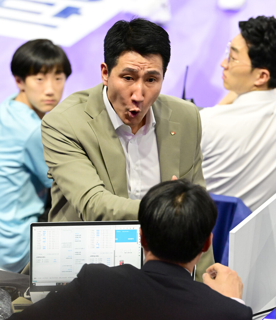 “비디오 판독 불가” 심판 판정에 거센 항의, 사령탑은 왜 탁자를 쳤나 [SPO 인천]
