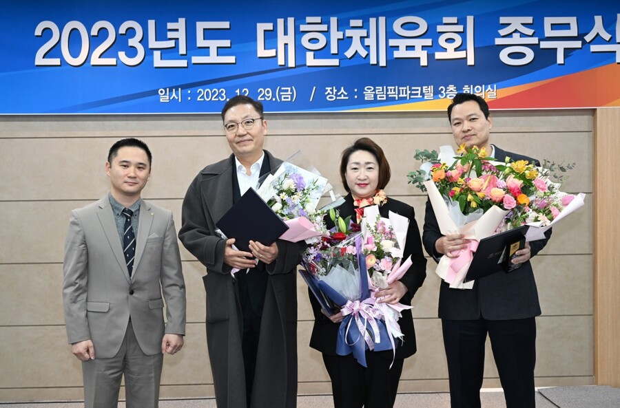 (왼쪽부터) 김성하 대한체육회노동조합 위원장, 신동광 체육진흥본부장, 김보영 의과학부장, 김두일 IOC위원지원부장 ⓒ대한체육회