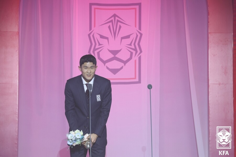 [SPO 피플]AFC 국제선수상-KFA 올해의 선수상 2관왕 김민재 "아시안컵, 좋은 성적 거둘 것"