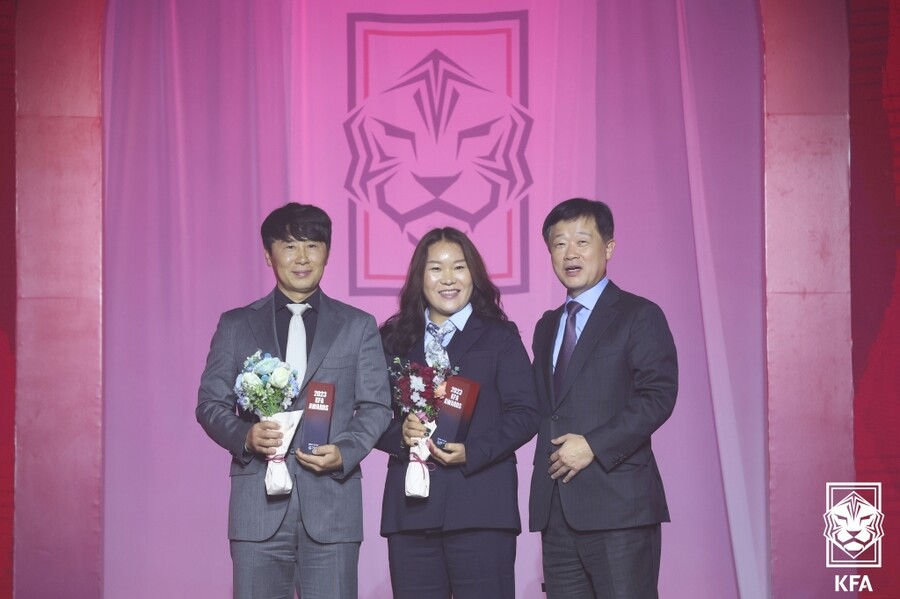 ▲ 올해의 선수상 남녀 부문을 받은 김민재와 천가람(사진 위), 지도자상을 수상한 김기동, 김은숙 감독(사진 아래)  ⓒ대한축구협회