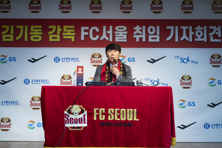▲ FC서울 머플러를 들고 넥타이도 착용한 김기동 신임 감독. ⓒ연합뉴스