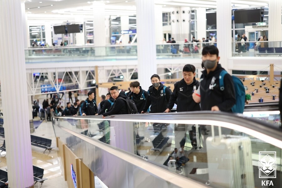 ▲ 대한축구협회(KFA)에 따르면, 2일 인천국제공항을 출국했던 국내파 위주 선수단과 프리미어리거 등 해외 일정을 끝낸 해외파가 3일 아랍에리미트(UAE) 아부다비에 도착했다. 아부다비에 전지훈련 캠프를 꾸려 중동 현지 적응과 아시안컵 막바지 담금질에 들어간다 ⓒ대한축구협회