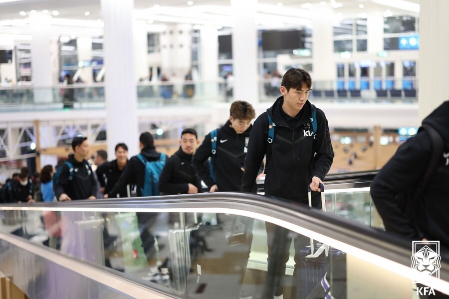 ▲ 대한축구협회(KFA)에 따르면, 2일 인천국제공항을 출국했던 국내파 위주 선수단과 프리미어리거 등 해외 일정을 끝낸 해외파가 3일 아랍에리미트(UAE) 아부다비에 도착했다. 아부다비에 전지훈련 캠프를 꾸려 중동 현지 적응과 아시안컵 막바지 담금질에 들어간다 ⓒ대한축구협회