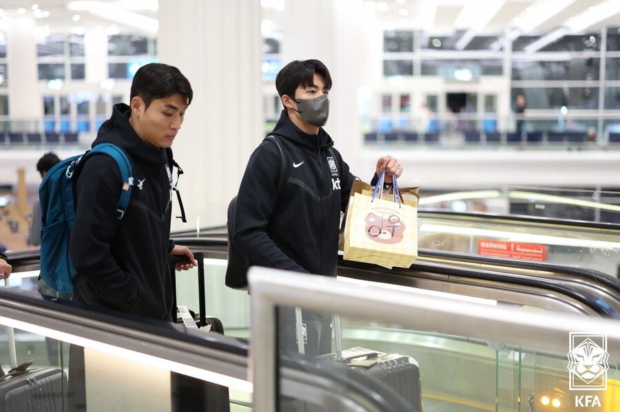 ▲ 대한축구협회(KFA)에 따르면, 2일 인천국제공항을 출국했던 국내파 위주 선수단과 프리미어리거 등 해외 일정을 끝낸 해외파가 3일 아랍에리미트(UAE) 아부다비에 도착했다. 아부다비에 전지훈련 캠프를 꾸려 중동 현지 적응과 아시안컵 막바지 담금질에 들어간다 ⓒ대한축구협회