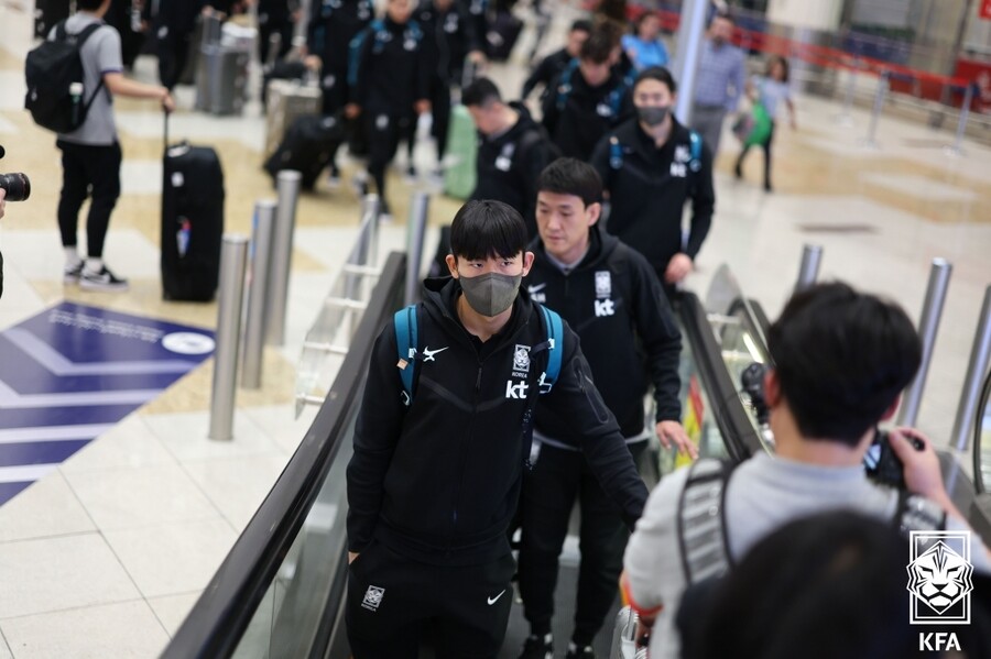 ▲ 대한축구협회(KFA)에 따르면, 2일 인천국제공항을 출국했던 국내파 위주 선수단과 프리미어리거 등 해외 일정을 끝낸 해외파가 3일 아랍에리미트(UAE) 아부다비에 도착했다. 아부다비에 전지훈련 캠프를 꾸려 중동 현지 적응과 아시안컵 막바지 담금질에 들어간다 ⓒ대한축구협회