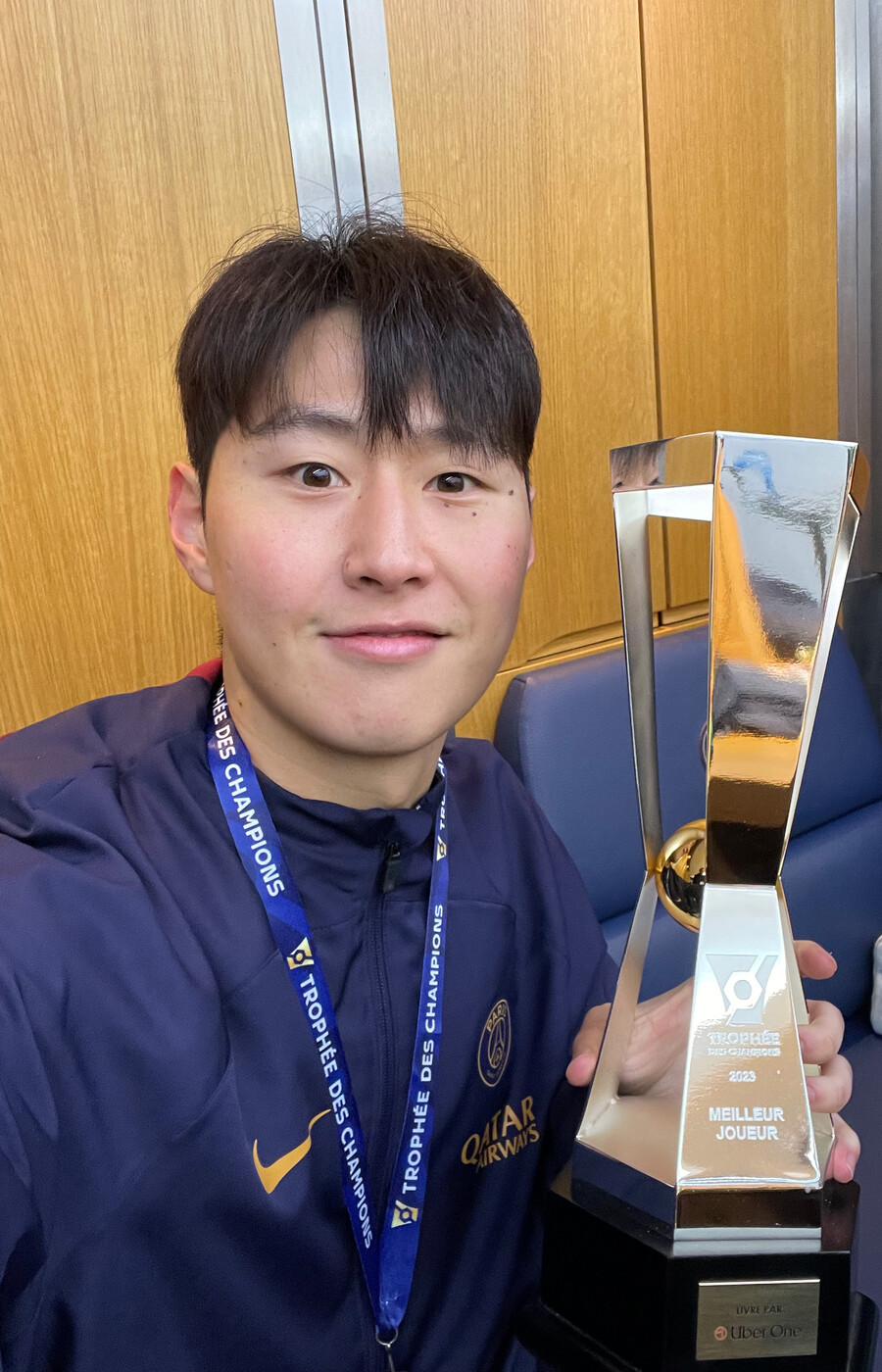 '시즌 3호골+MOM 풀타임' 이강인, 커리어 두 번째 우승컵 품고 활짝...PSG 홈에서 툴루즈 2-0 꺾고 '슈퍼컵 우승'  