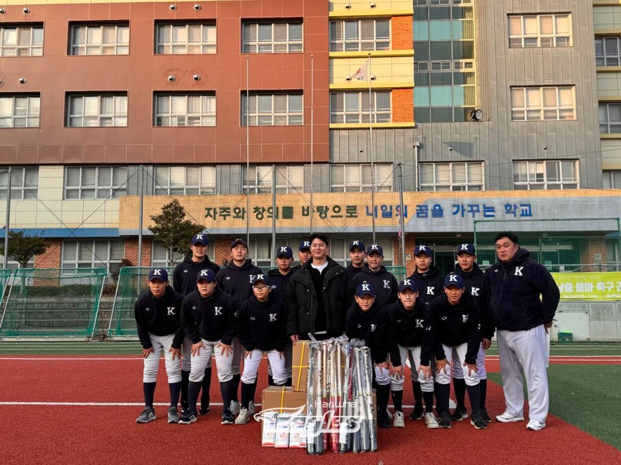 ▲ 경남중학교에 기부한 노시환 ⓒ 한화 이글스