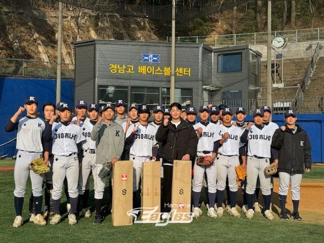 ▲ 경남고등학교에 기부한 노시환 ⓒ 한화 이글스