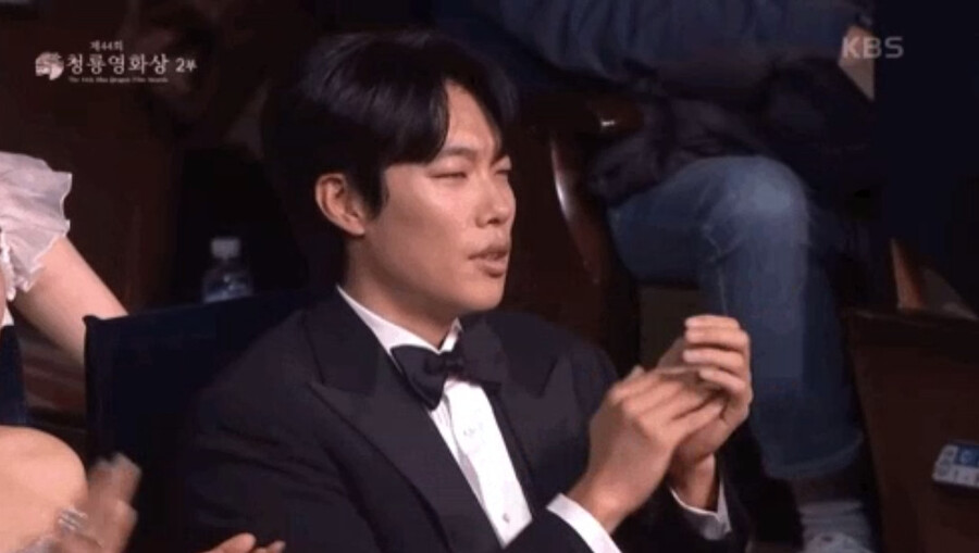 ▲ 청룡영화상 박진영 축하무대를 보는 류준열. 출처ㅣKBS 방송화면 캡처