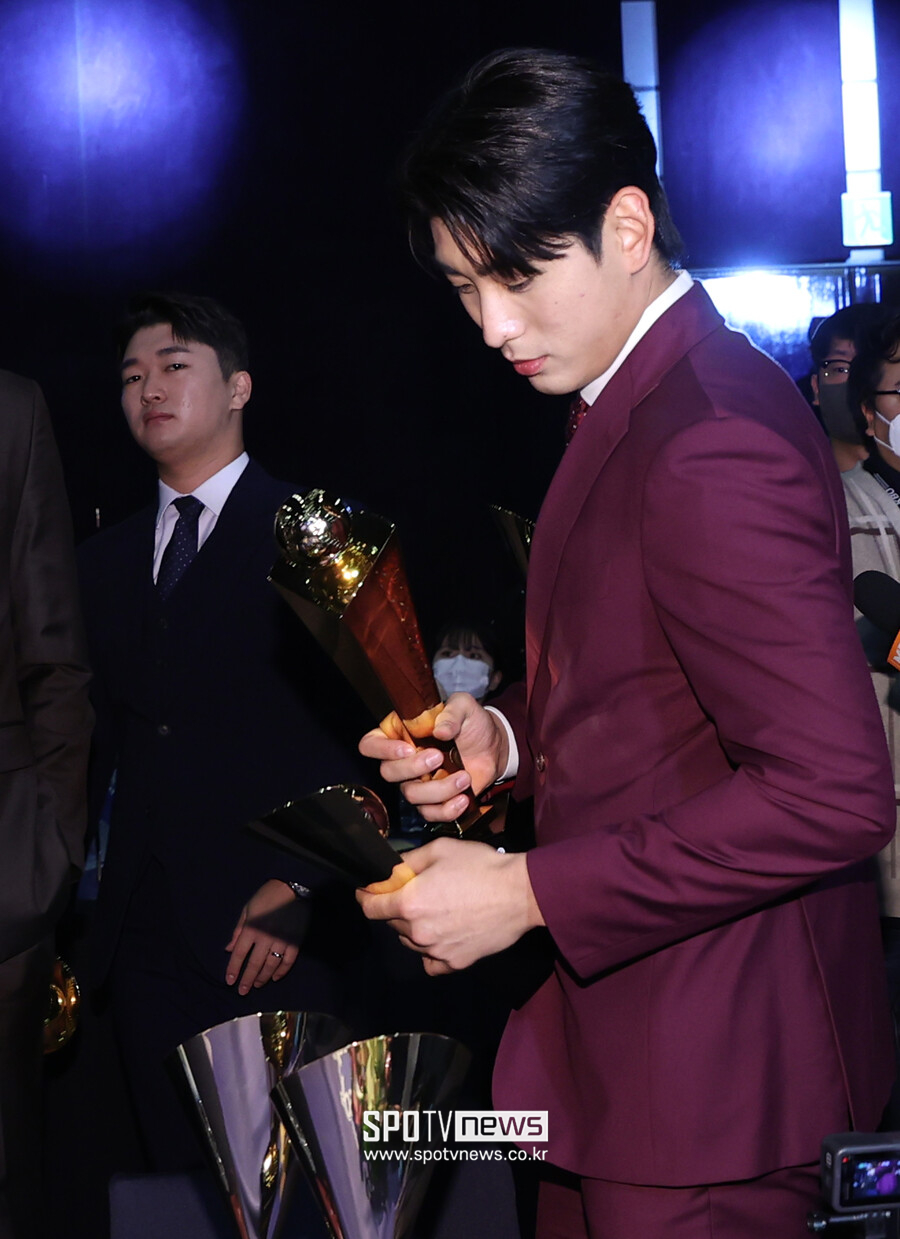 ▲2022년 KBO 시상식에서 이정후(오른쪽)와 고우석이 트로피를 수상했다. ⓒ곽혜미 기자