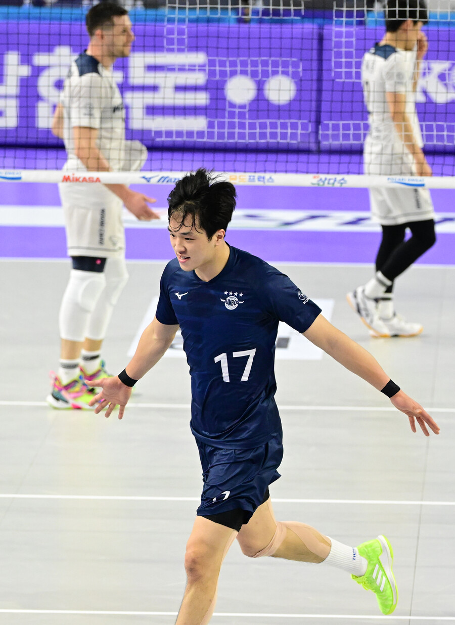 '임동혁 28점 날았다' 대한항공, 외인 무득점에도 선두 우리카드 3-0 격침