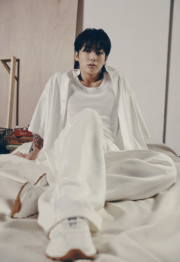 ▲ 정국이 앨범 '골든'과 타이틀곡 '스탠딩 넥스트 투 유'로 영국 오피셜 차트에 재진입했다. 제공|빅히트뮤직