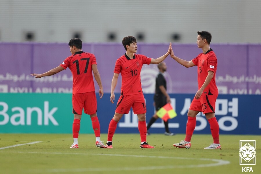 ▲ 한국 대표팀은 6일(한국시간) 아랍에미리트(UAE) 뉴욕대 아부다비 스타디움에서 열린 2023 아시아축구연맹(AFC) 아시안컵 본선 진출 대비 평가전에서 이라크를 1-0으로 제압했다. 한국의 아시안컵 목표는 우승이다. 조별리그 E조에 포함돼 바레인(15일), 요르단(20일), 말레이시아(25일)를 차례로 만난다. 1956년 초대 대회, 1960년 제2회에서 우승한 이후 무려 64년 동안 우승하지 못했기에 이번엔 반드시 정상을 밟으려는 각오다 ⓒ대한축구협회