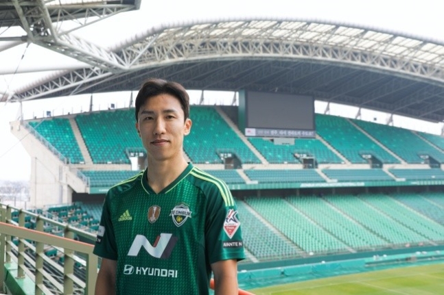 ▲ 전북은 8일 수원FC에서 활약한 국내 최고의 미드필더 ‘왼발의 마법사’ 이영재를 영입하며 중원을 보강했다고 밝혔다 ⓒ전북현대