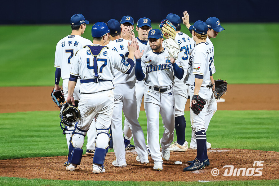 ▲ 승리의 하이파이브. ⓒNC 다이노스