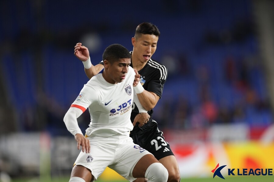 ▲ 김태환(오른쪽)도 바코와 함께 울산HD에서 동행을 마무리하게 됐다. 2023시즌 AFC 챔피언스리그 조별리그를 끝으로 울산을 떠나게 됐다 ⓒ한국프로축구연맹