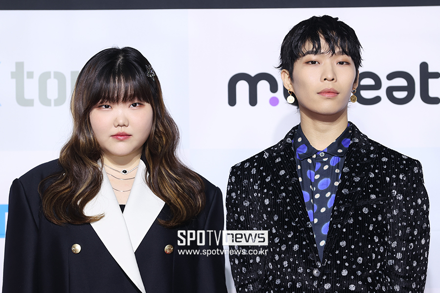 악뮤, 올해의 V컬러링상 수상 "올해 10주년…다채로운 상 감사해"[써클차트어워즈2023]