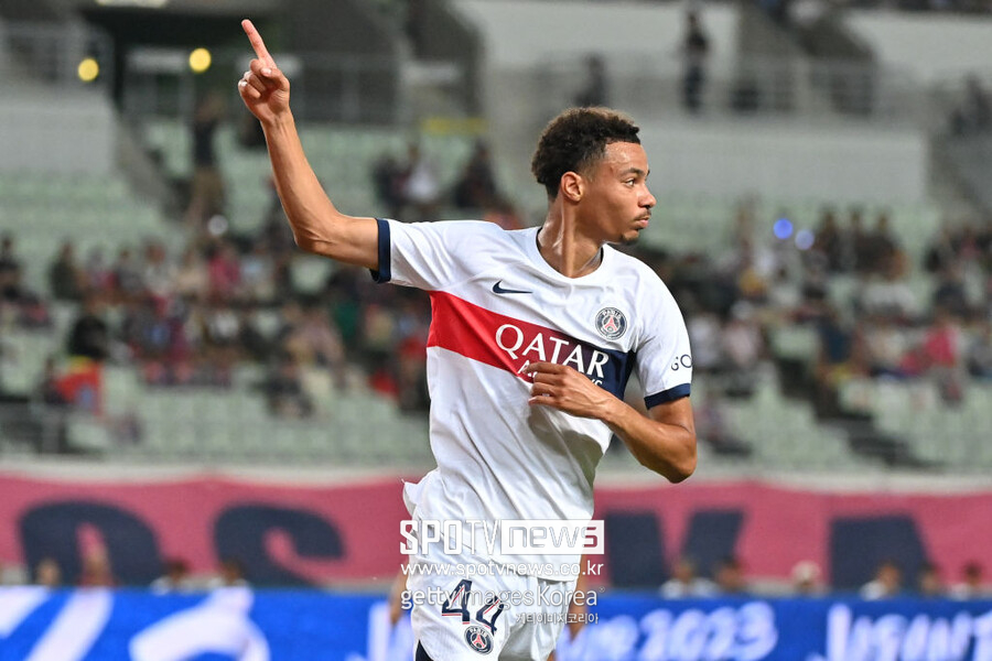 PSG 떠나 황희찬 대체자 될까..."울버햄튼의 잠재적 9번"