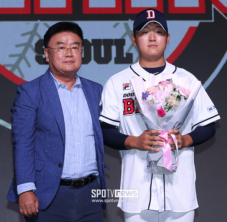 ▲ 두산 김태룡 단장(왼쪽)과 2024년 1라운드 기대주 김택연 ⓒ곽혜미 기자