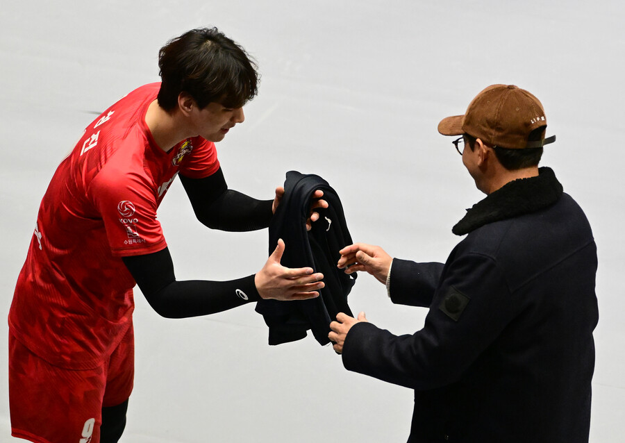 야구 레전드의 딸에게 잊지 못할 순간을…수원왕자는 자신의 생일에도 화려하게 빛났다