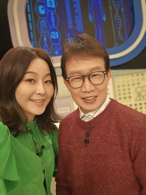 ▲ '임성훈의 스타 유전자 X파일'을 진행하는 임성훈(오른쪽)과 윤지영. 제공|루체엔터테인먼트