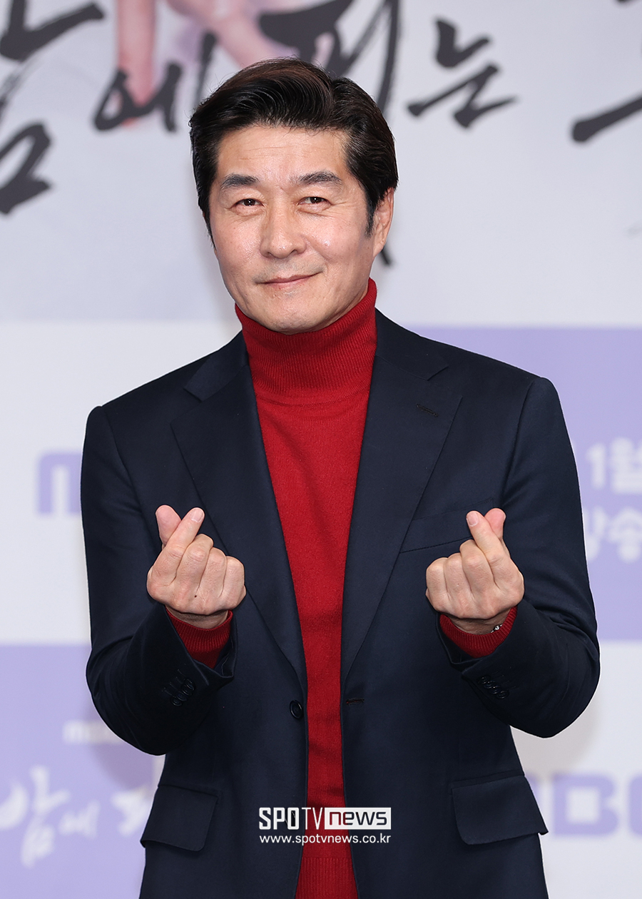 [포토S] 김상중, '하트 받으세요'