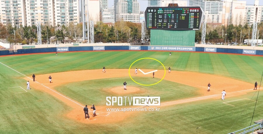 ▲ 메이저리그 시프트 제한 규정이 2단계 실험에 들어간다. 2루 베이스 뒤쪽 공간에 내야수가 설 수 없는 지역을 만든다. 사진은 목동구장. ⓒ 스포티비뉴스 DB