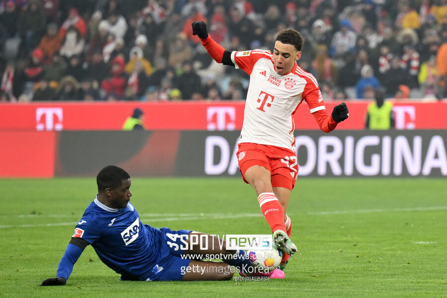 ▲ 외신 ‘스포팅뉴스’는 “김민재가 2023 아시아축구연맹(AFC) 아시안컵‘ 차출로 바이에른 뮌헨에서 뛰지 못하게 됐다. 부상에서 돌아온 더 리흐트가 확실한 대체 선수가 됐다”라고 조명했다. 스페인 매체 ’아스‘도 “바이에른 뮌헨엔 수비 안정이 필요하다. 김민재가 아시안컵으로 후반기 초반을 뛸 수 없었다”라고 알렸다