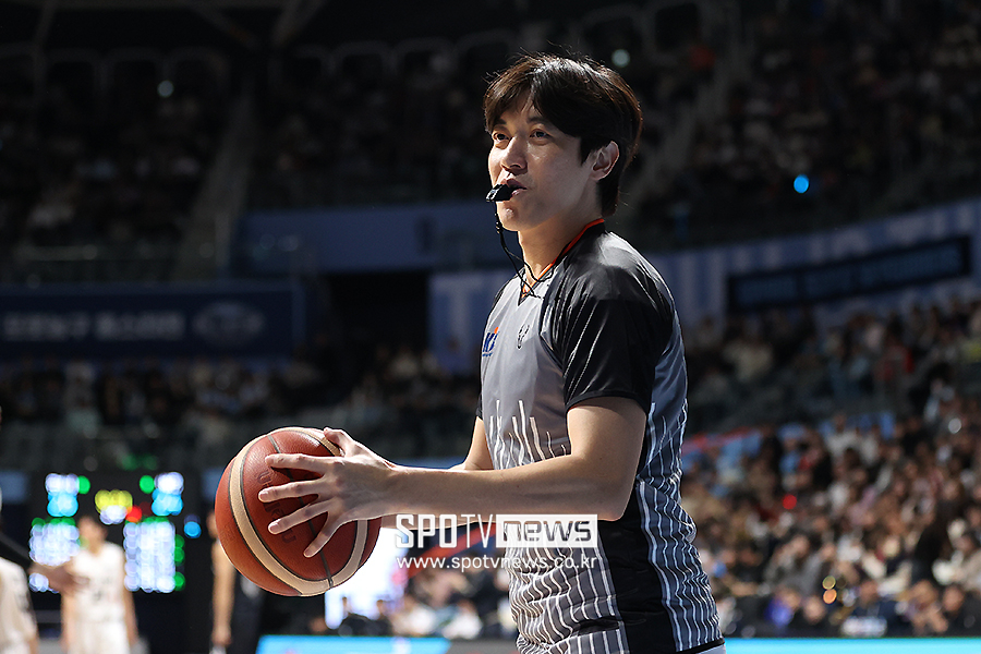 [포토S] 심판으로 변신한 허일영