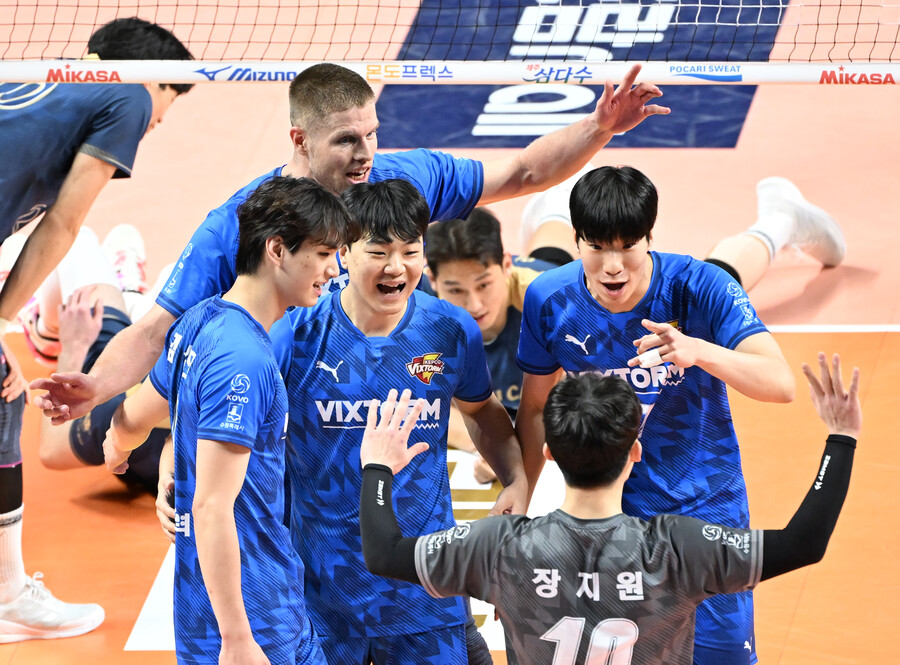 '서재덕→임성진→타이스 릴레이 폭주' 한국전력, 3-2 대역전승…1위 우리카드 4연패 수렁