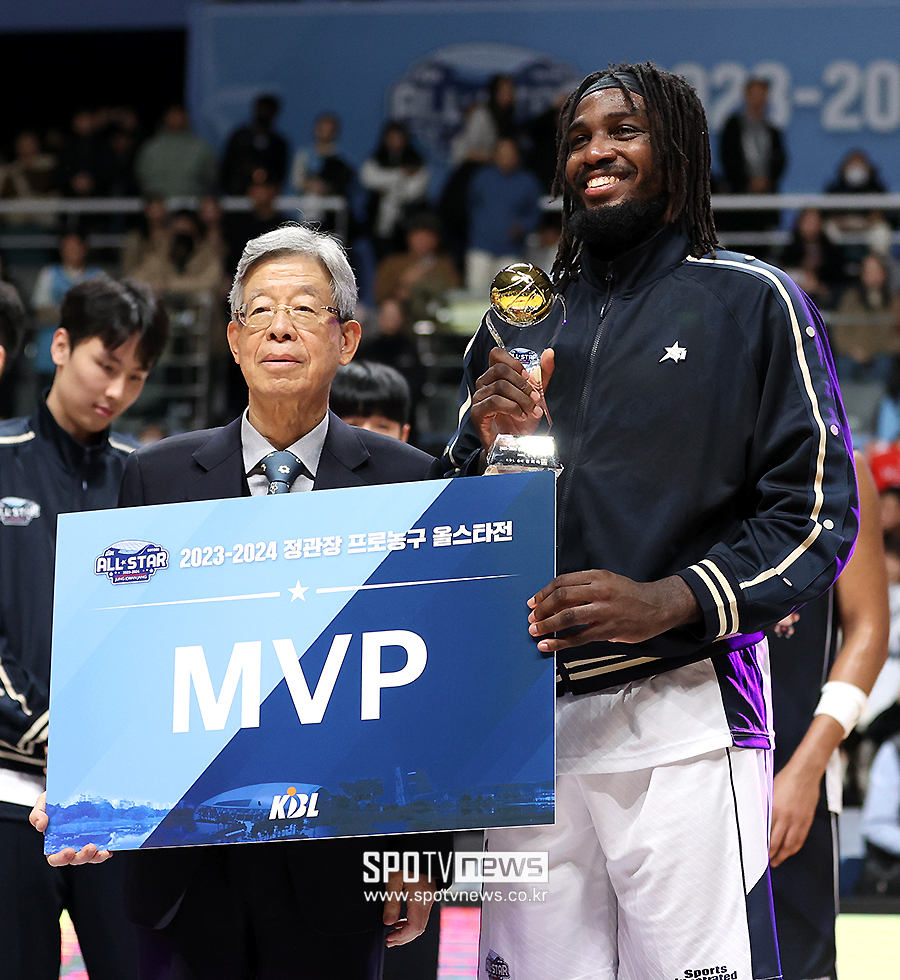 ▲ 김희옥 KBL 총재 워니 ⓒ곽혜미 기자